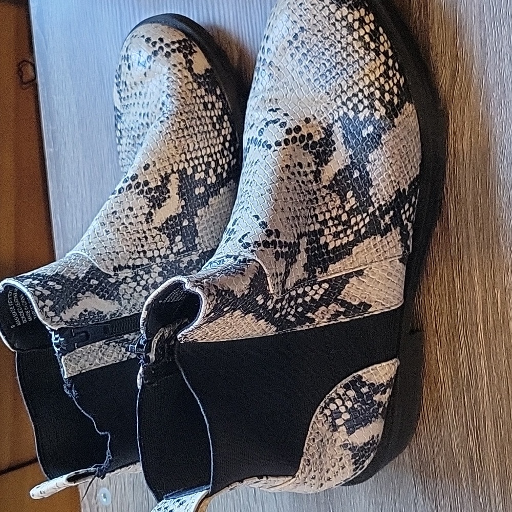 Universal Thread Snakeskin Print Boots Size 9 - image 1